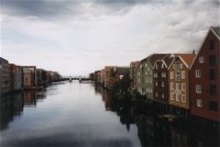 Blick auf die ehemaligen Lagerhäuser am Nidelv