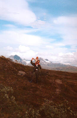 Mein Lebensgefährte beim Wandern in Nordnorwegen mit Tochter auf den Schultern